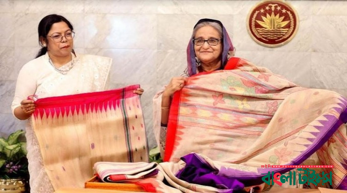 কলা গাছের তন্তু থেকে তৈরি ‘কলাবতী শাড়ি’ গ্রহণ করলেন প্রধানমন্ত্রী